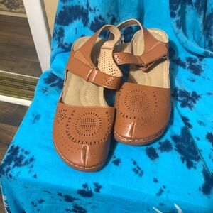 Size 37 atalina Velcro buckle strap. Kinda like a sandle clog mix.